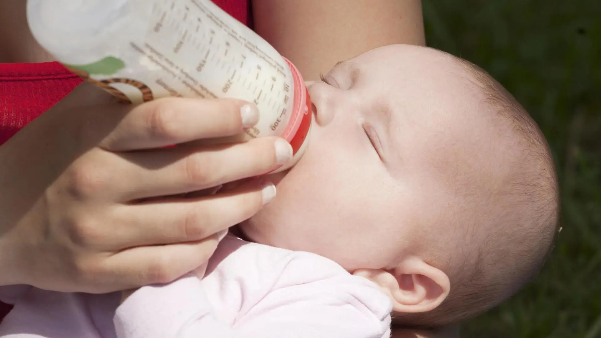Baby wird mit Flasche gefüttert