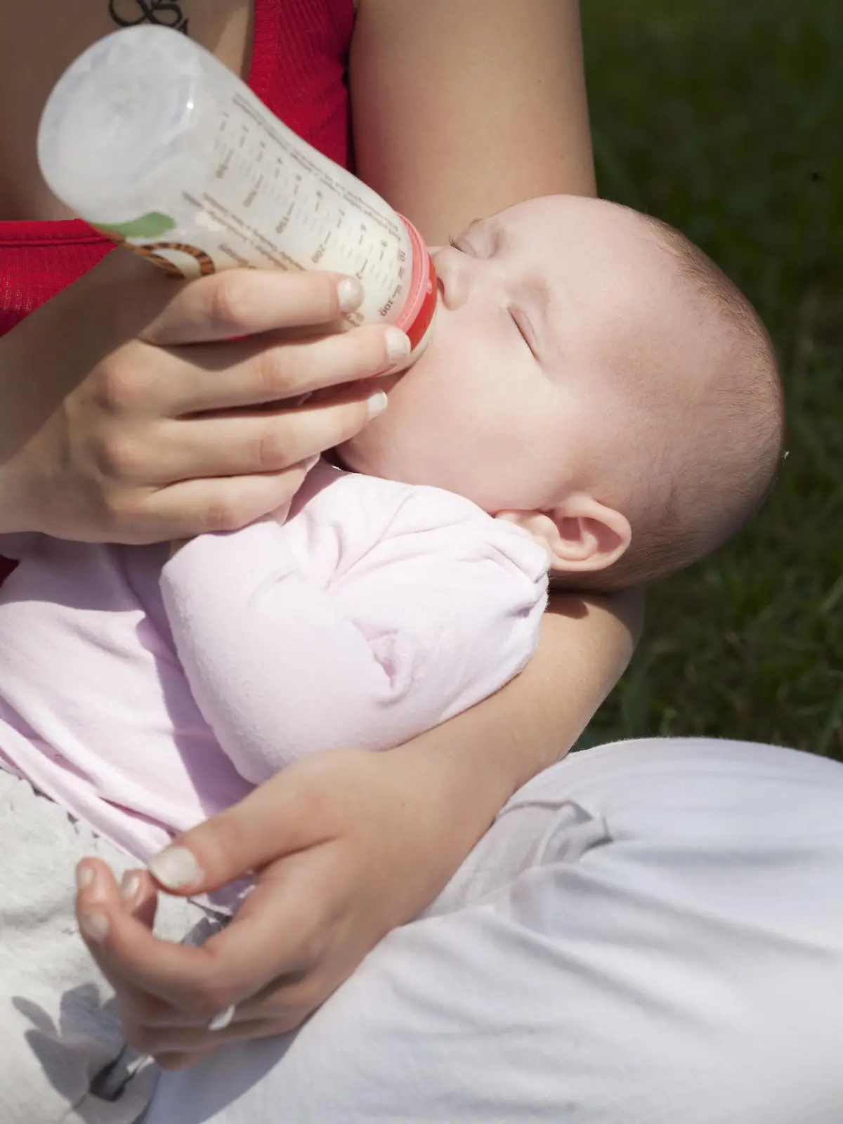 Baby wird mit Flasche gefüttert