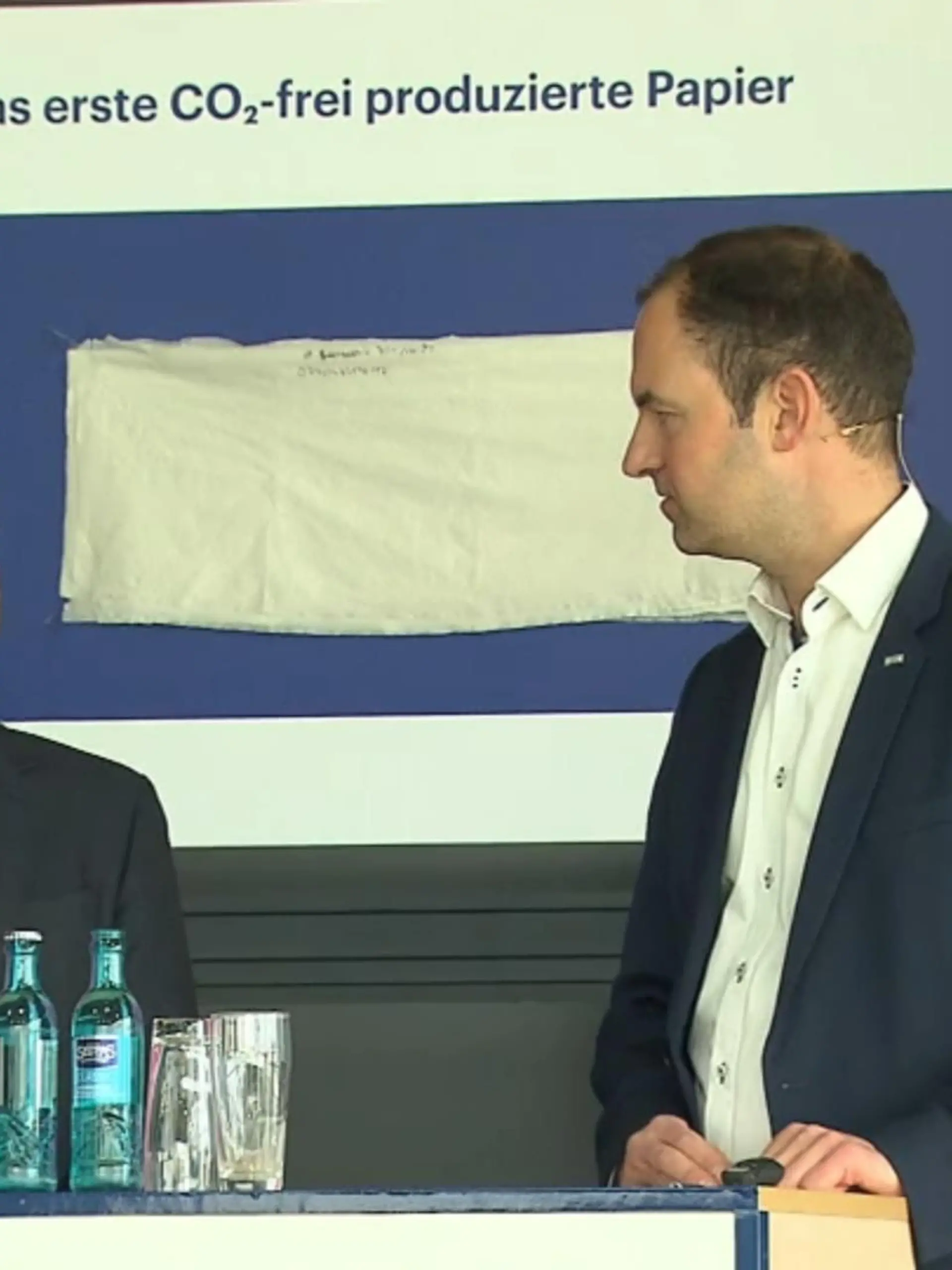 „An diesem Tag haben wir Papiergeschichte geschrieben“ – Es sind die Worte von Christian Schüller, er ist Teil des Unternehmens Essity. Und der Tag, über den er spricht ist der 14. Februar diesen Jahres. Hier gelingt es der Firma die erste Papierrolle ohne Kohlendioxid zu produzieren. Wie sie das geschafft haben, sehen Sie im Video.