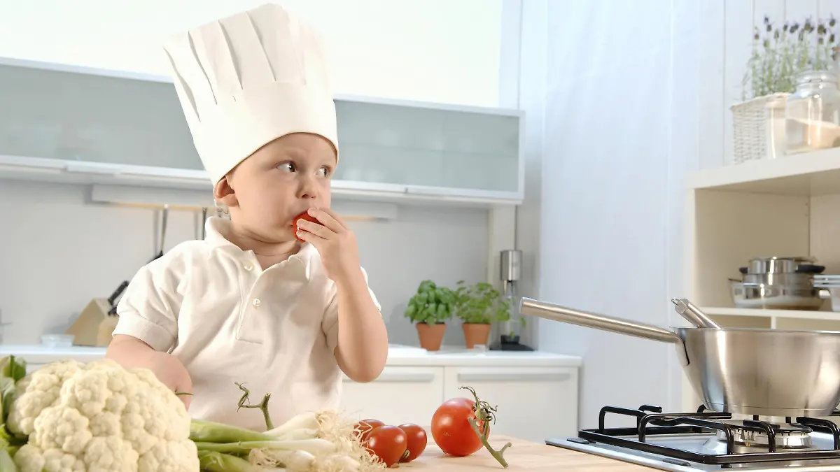 Baby isst Tomate