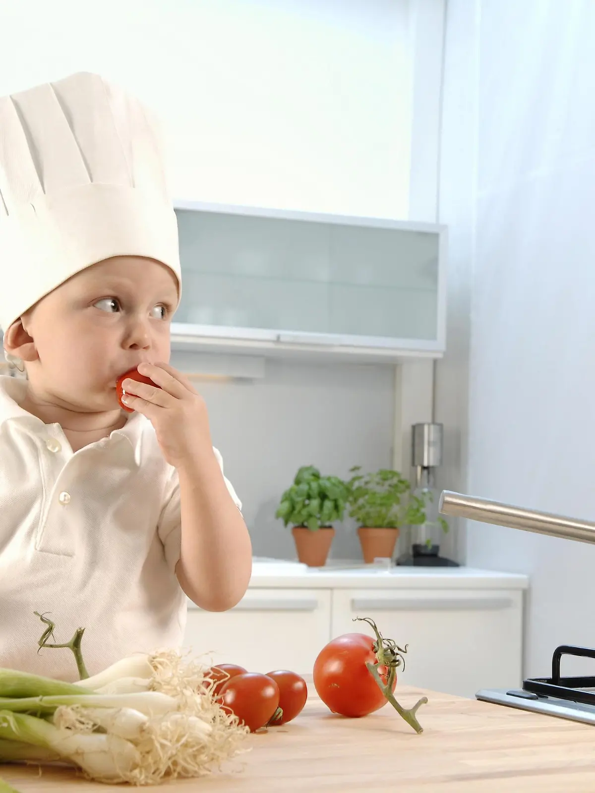 Baby isst Tomate