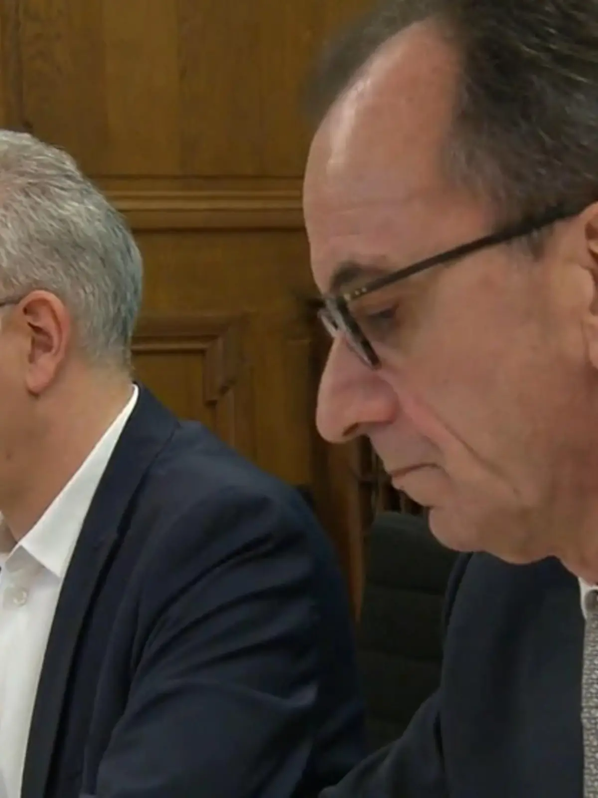 Die Folgen der Corona-Pandemie für die hessische Wirtschaft waren enorm. Viele Gastronomen haben noch immer mit den Folgen der Coronamaßnahmen zu kämpfen. Im Rahmen einer Pressekonferenz haben Wirtschaftsminister Tarek Al-Wazir (Grüne) und Finanzminister Michael Boddenberg (CDU) drei Jahre nach dem Start der ersten Hilfen eine Bilanz gezogen – im Video.