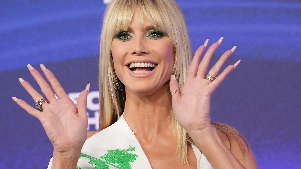  CA: 2022 People s Choice Awards - Arrivals Heidi Klum arrives at the 2022 People s Choice Awards held at the Barker Hangar in Santa Monica, CA on Tuesday, December 6, 2022. Los Angeles CA USA PUBLICATIONxINxDZAxARGxAUTxBHRxBRAxCANxCHLxCHNxCOLxECUxEGYxGRCxINDxIRNxIRQxISRxJORxKWTxLBNxLBYxMLTxMEXxMARxOMNxPERxQATxSAUxSUIxSYRxTUNxTURxUAExUKxVENxYEMxONLY Copyright: xSipaxUSAx Editorial use only