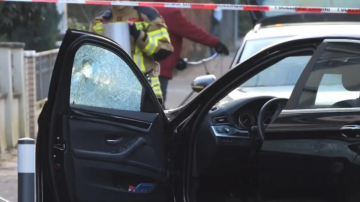 10.02.2023, Niedersachsen, Delmenhorst: Ein PKW, an dem die Beifahrer-Scheibe ein Loch hat, wird untersucht. Ein Mann hat in Delmenhorst einen Schuss auf ein fahrendes Auto abgegeben und dabei die 35 Jahre alte Fahrerin schwer am Kopf verletzt. In dem Auto der Frau waren auch drei Kinder im Alter von acht, zehn und zwölf Jahren. Sie blieben nach ersten Erkenntnissen unverletzt, wie die Polizei mitteilte. Wenige Stunden nach der Tat am Freitagnachmittag fasste die Polizei am frühen Freitagabend einen Tatverdächtigen. Foto: Jörn Hüneke/TNN/dpa +++ dpa-Bildfunk +++
