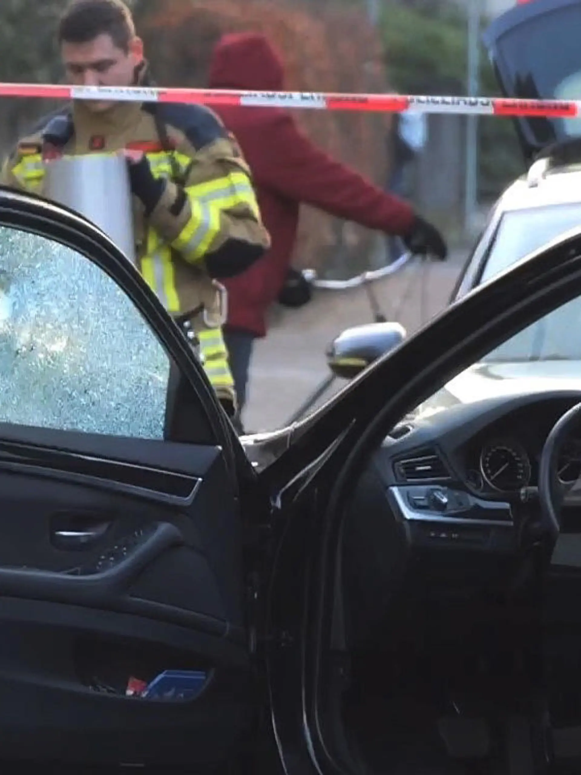 10.02.2023, Niedersachsen, Delmenhorst: Ein PKW, an dem die Beifahrer-Scheibe ein Loch hat, wird untersucht. Ein Mann hat in Delmenhorst einen Schuss auf ein fahrendes Auto abgegeben und dabei die 35 Jahre alte Fahrerin schwer am Kopf verletzt. In dem Auto der Frau waren auch drei Kinder im Alter von acht, zehn und zwölf Jahren. Sie blieben nach ersten Erkenntnissen unverletzt, wie die Polizei mitteilte. Wenige Stunden nach der Tat am Freitagnachmittag fasste die Polizei am frühen Freitagabend einen Tatverdächtigen. Foto: Jörn Hüneke/TNN/dpa +++ dpa-Bildfunk +++