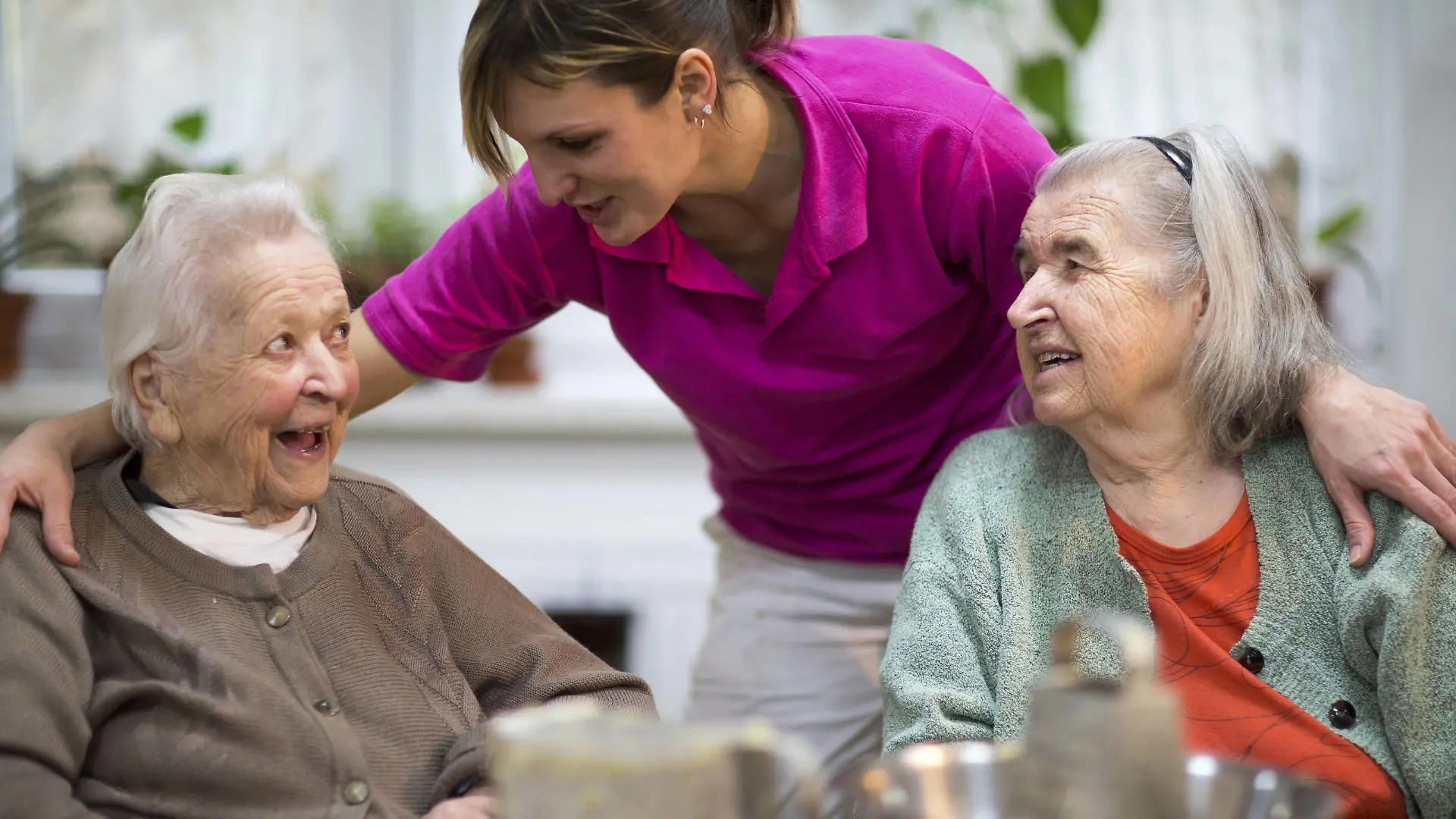 Zwei ältere Frauen, 78 Jahre und 88 Jahre, und Pflegeschwester, 31, Freizeitbeschäftigung im Altersheim ibxlid04037757.jpg
Two older ones Women 78 Years and 88 Years and 31 Recreation in Old people\u0026#39;s home ibxlid04037757 JPG