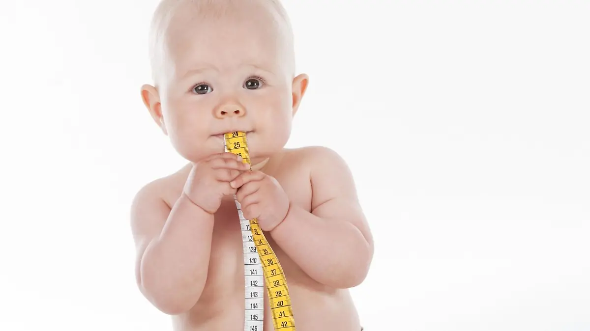 Baby mit einem Maßband
