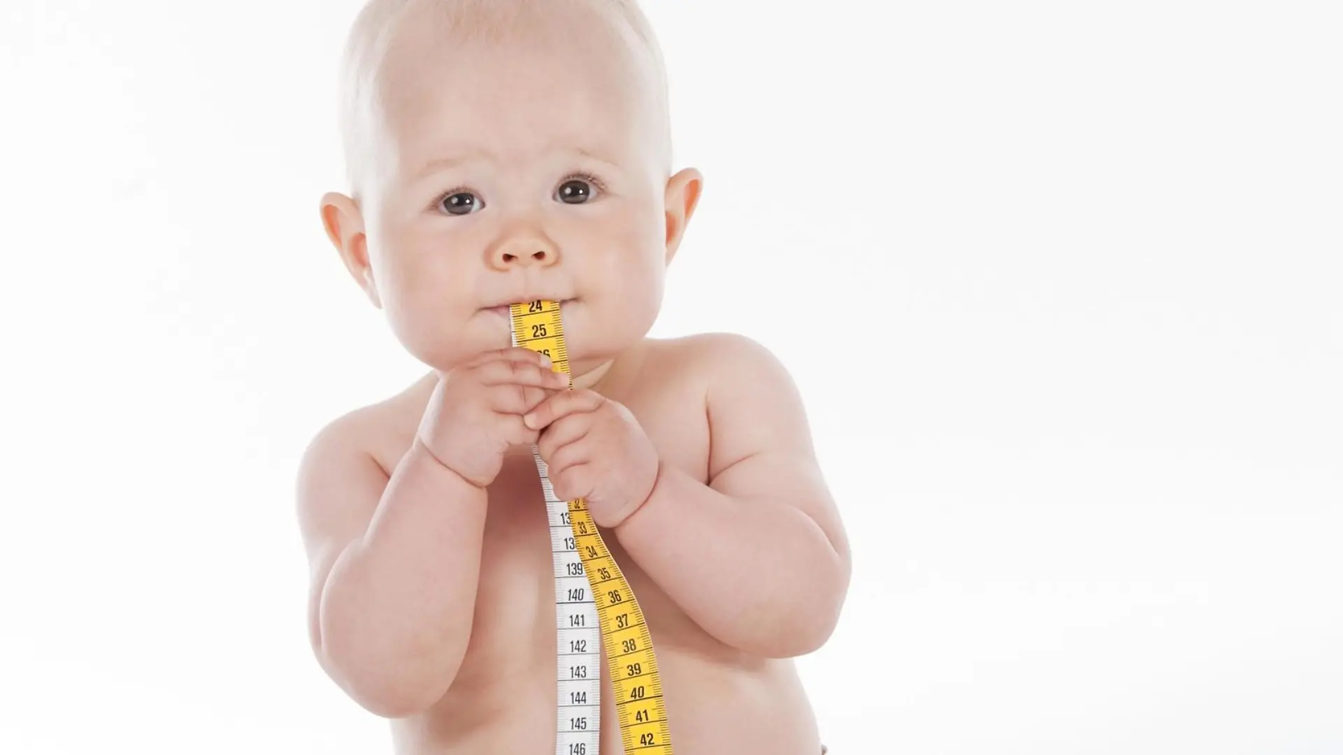 Baby mit einem Maßband