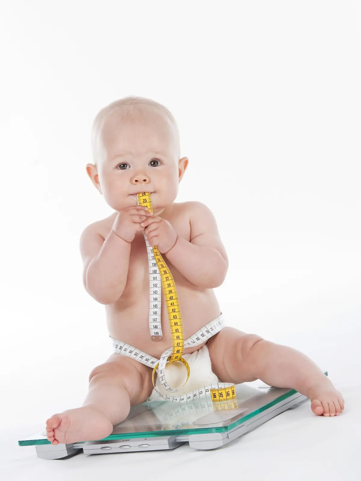 Baby mit einem Maßband