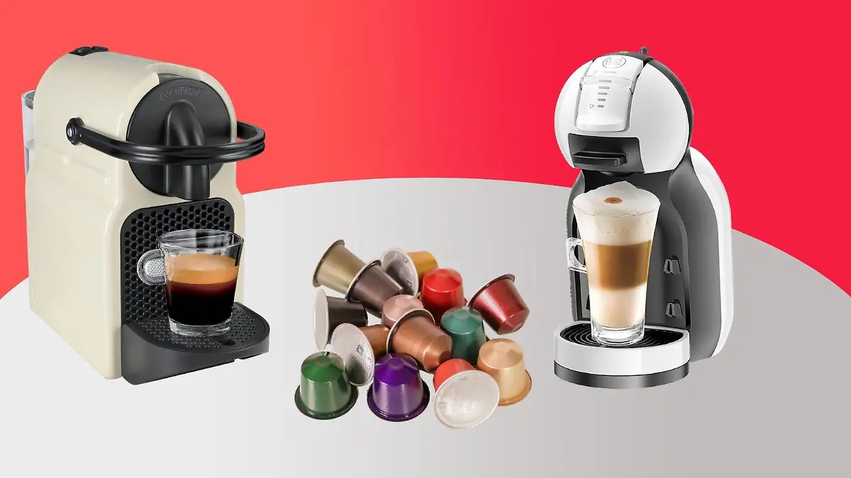 Zwei Nespresso Modelle stehen vor einem farbigen Hintergrund