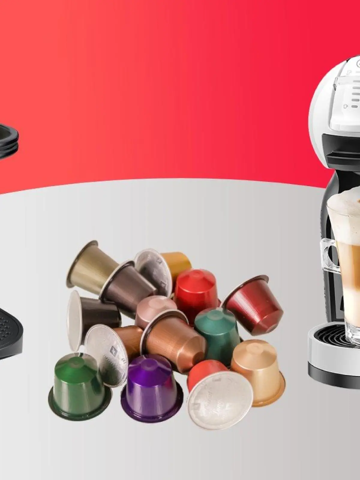 Zwei Nespresso Modelle stehen vor einem farbigen Hintergrund