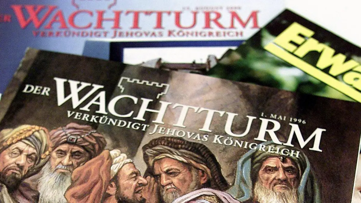 ARCHIV - Eine Titelseite des "Wachtturm", der offiziellen Zeitschrift der Zeugen Jehovas, die sich mit dem Thema "Gott und der Staat" befasst (Archivfoto vom 19.09.2000). Die Zeugen Jehovas sind erstmals in einem Bundesland Körperschaft des öffentlichen Rechts. In Berlin übergab der Senat am Mittwoch (05.07.2006) eine entsprechende Urkunde, wie die Religionsgemeinschaft mitteilte. Damit sind die Zeugen Jehovas den großen Kirchen gleichgestellt. Foto: Uli Deck dpa (zu dpa 0621) +++(c) dpa - Bildfunk+++