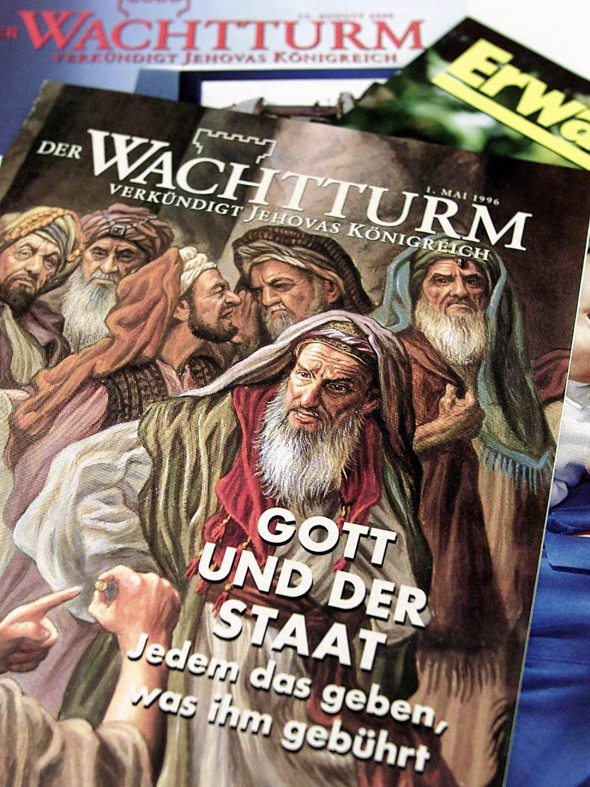 ARCHIV - Eine Titelseite des "Wachtturm", der offiziellen Zeitschrift der Zeugen Jehovas, die sich mit dem Thema "Gott und der Staat" befasst (Archivfoto vom 19.09.2000). Die Zeugen Jehovas sind erstmals in einem Bundesland Körperschaft des öffentlichen Rechts. In Berlin übergab der Senat am Mittwoch (05.07.2006) eine entsprechende Urkunde, wie die Religionsgemeinschaft mitteilte. Damit sind die Zeugen Jehovas den großen Kirchen gleichgestellt. Foto: Uli Deck dpa (zu dpa 0621) +++(c) dpa - Bildfunk+++