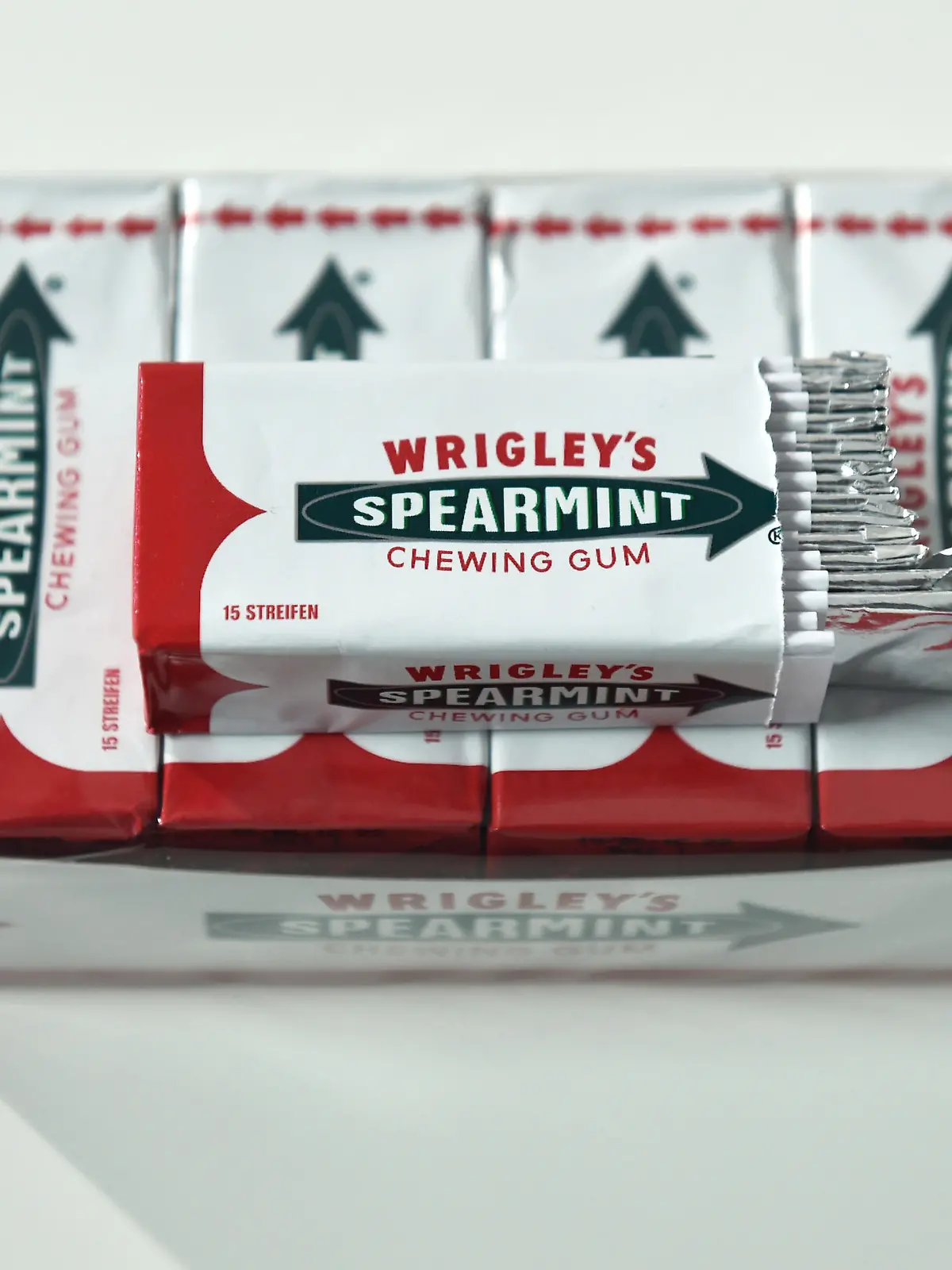 Wrigleys Spearmint Kaugummis liegen am 27.07.2015 in Berlin bei der Vorstellung einer von Guido Maria Kretschmer kreierten Wrigleys Spearmint Retro-Clutch im Fifties-Design. Foto: Jens Kalaene/dpa