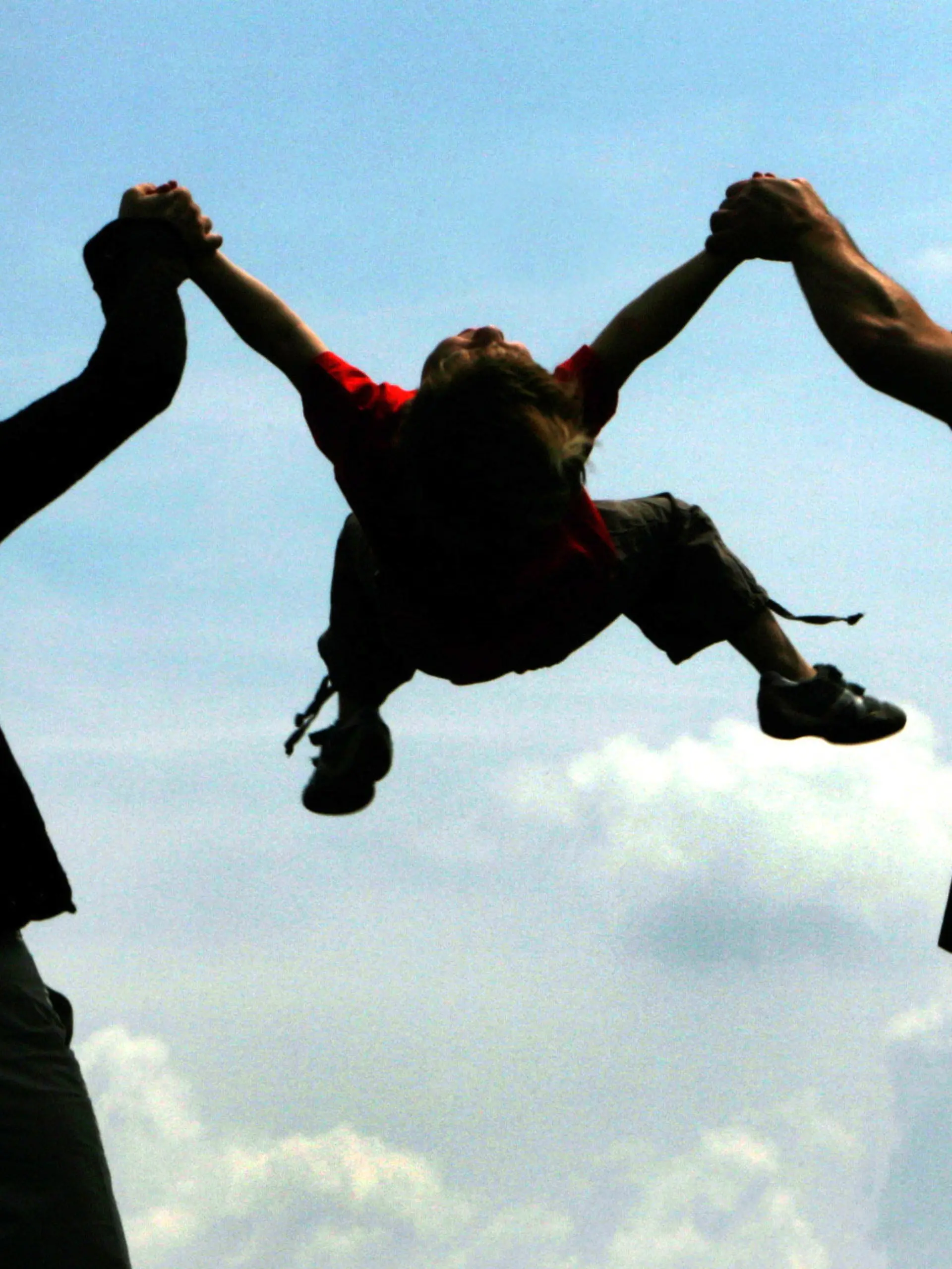 ARCHIV - ILLUSTRATION - Ein Ehepaar unternimmt mit seinen beiden Kindern am 10.06.2006 einen Ausflug auf das Olympiagelände in München (Bayern).  Foto: Frank Leonhardt dpa (zu dpa "Eingreiftruppe Mama und Papa: Zu viele «Helikoptereltern»? " ) +++(c) dpa - Bildfunk+++