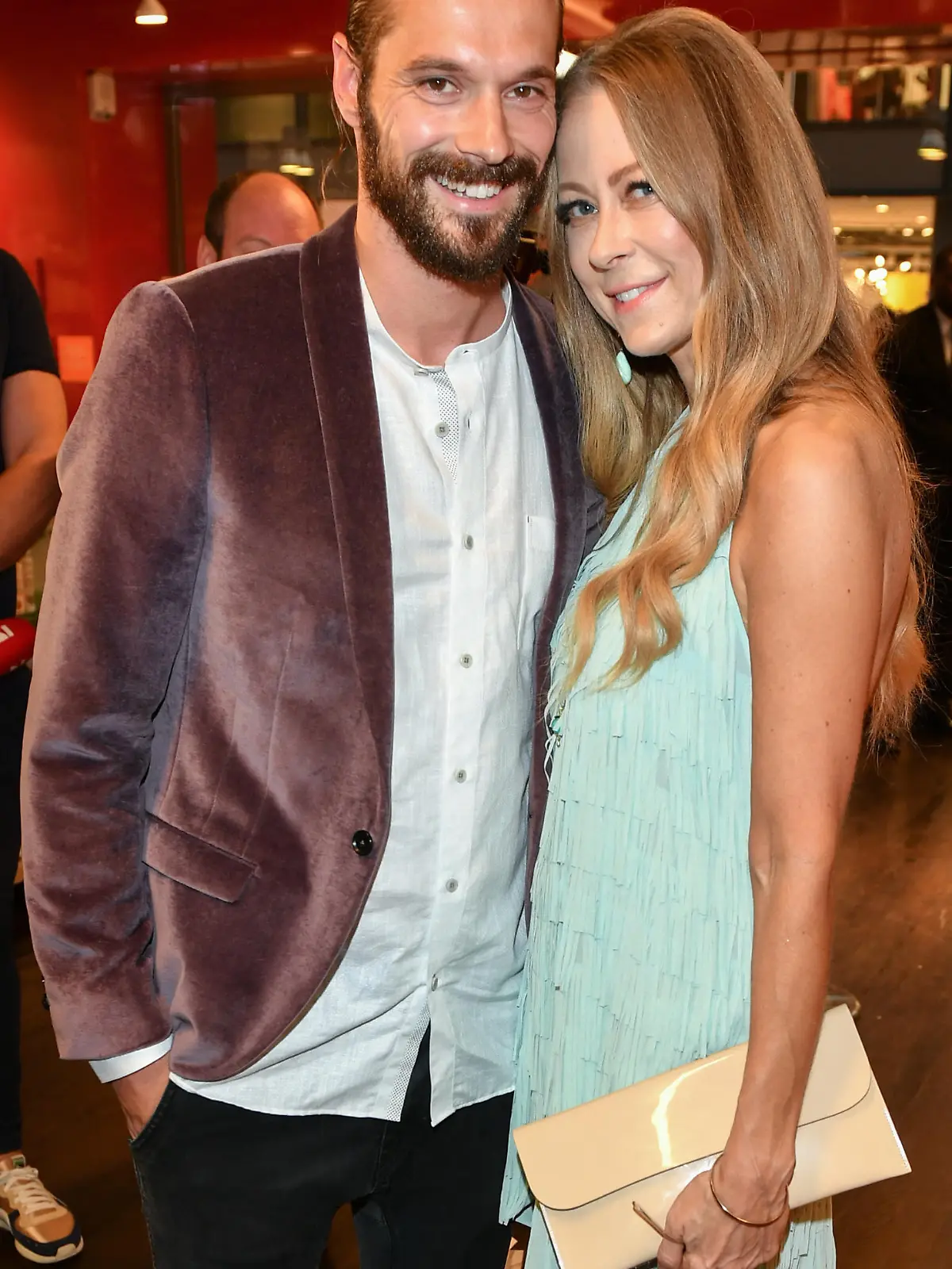 12.06.2019, Berlin: Die Schauspielerin Jenny Elvers und ihr neuer Freund Simon Lorinser kommen zu einem exklusiven Late Night Shopping Event "Erwarte das Unerwartete" in den TK Maxx Store in den Potsdamer Platz Arkaden. Foto: Jens Kalaene/dpa-Zentralbild/dpa +++ dpa-Bildfunk +++