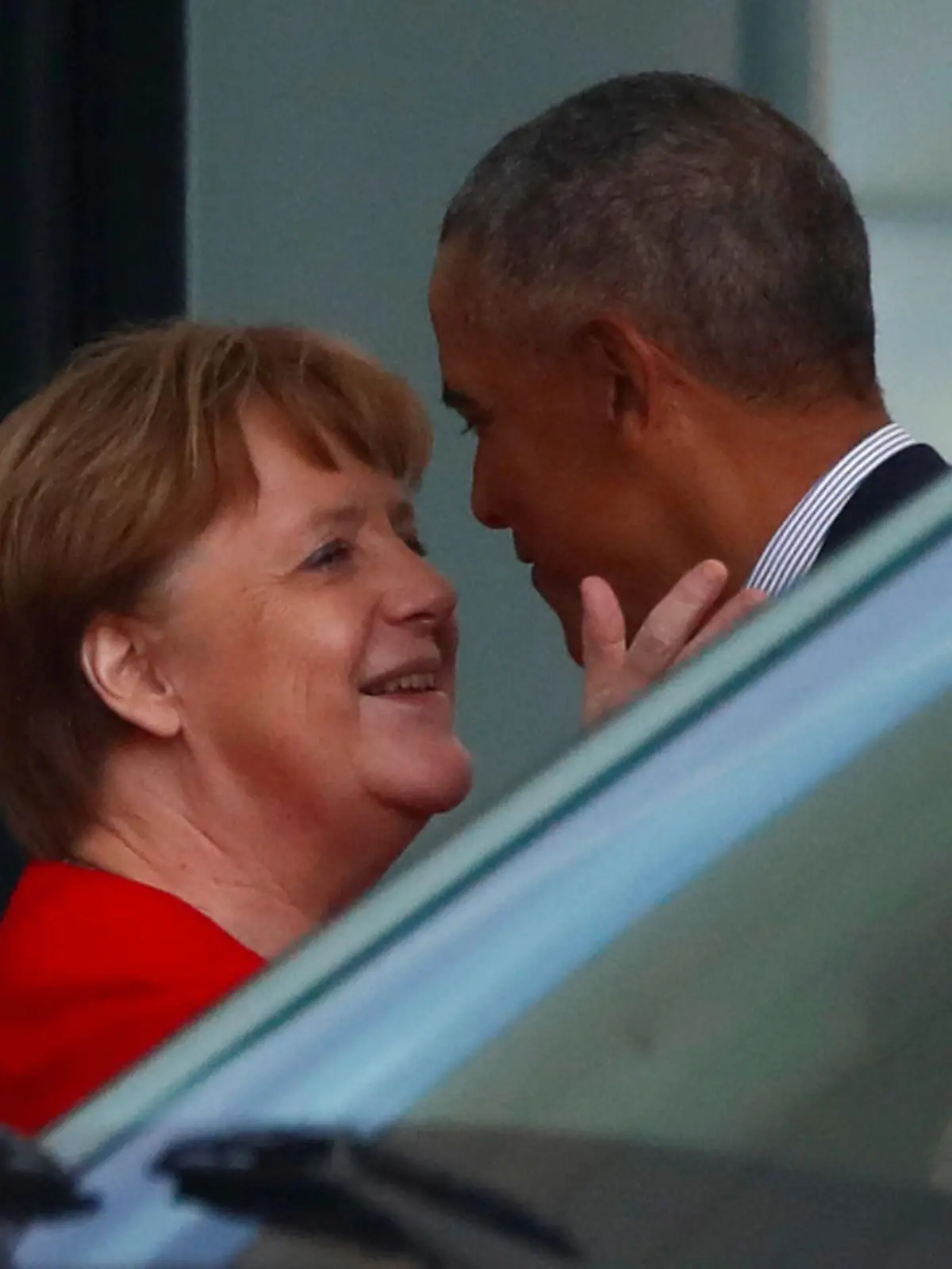 Former U. S. President Barack Obama leaves after a meeting with German Chancellor Angela Merkel at the chancellery in Berlin, Germany April 5, 2019. REUTERS/Hannibal Hanschke     TPX IMAGES OF THE DAY
