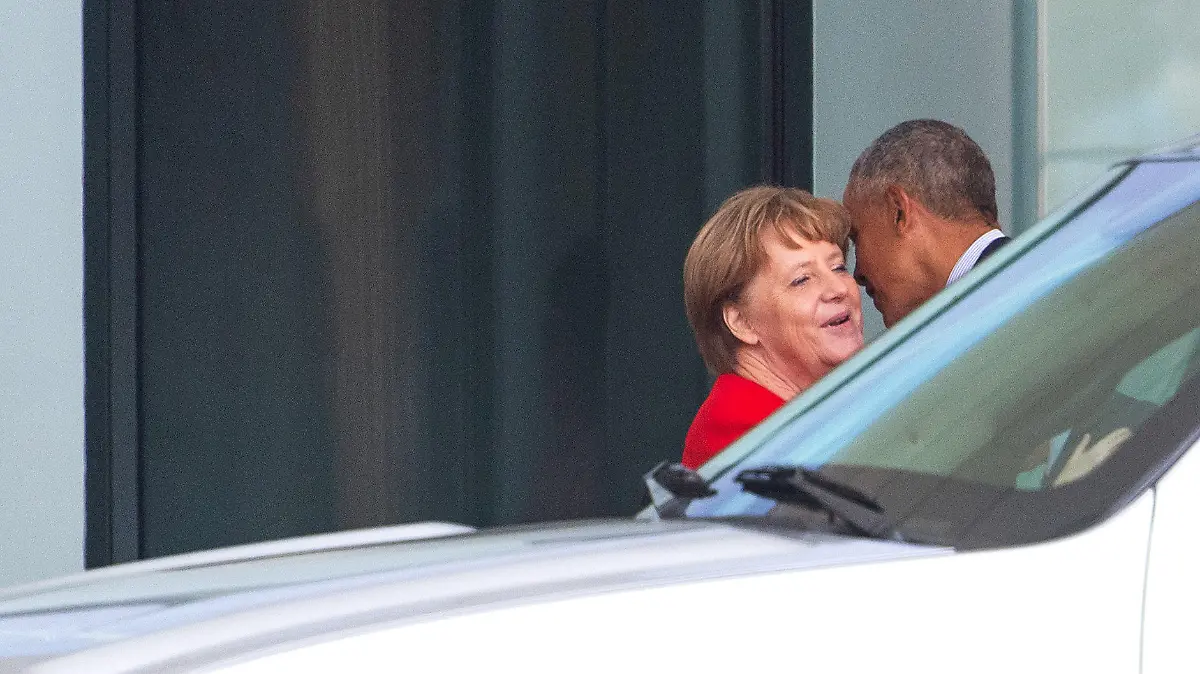 05.04.2019, Berlin: Bundeskanzlerin Angela Merkel (CDU) und der ehemalige US-Präsident Barack Obama verabschieden sich nach einem Gespräch vor dem Kanzleramt. Foto: Monika Skolimowska/dpa-Zentralbild/dpa +++ dpa-Bildfunk +++