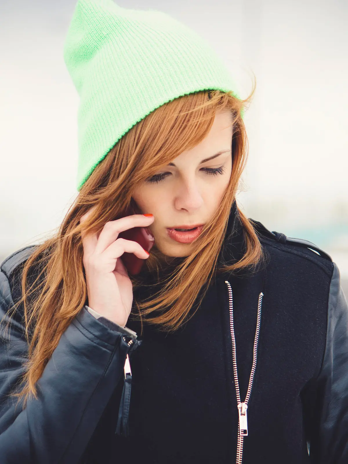 Frau telefoniert im Winter