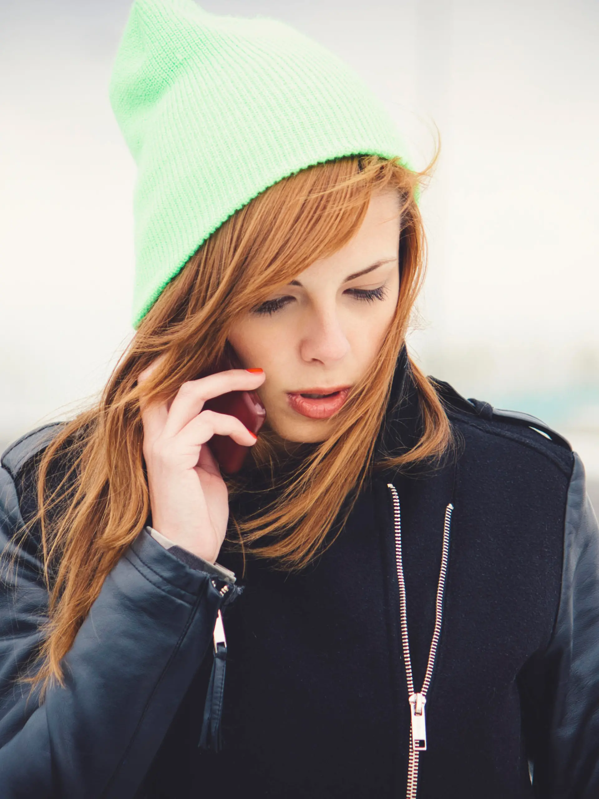 Frau telefoniert im Winter