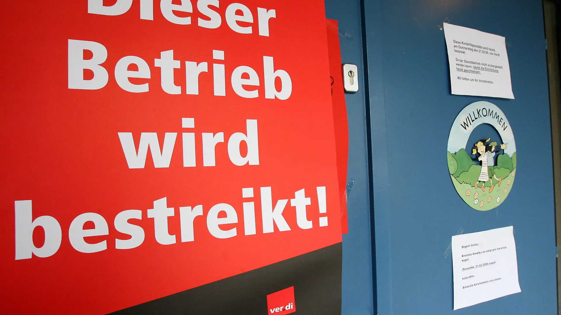 ARCHIV - Mit einem Streikplakat und Hinweiszetteln ist eine Kindertagesstätte am 21.02.2008 in Hannover gekennzeichnet. Ein Ende des Kita-Tarifstreiks ist derzeit nicht in Sicht. Ebenso gespalten wie die Parteien im Tarifkonflikt sind die Meinungen von Landräten und Oberbürgermeistern in Niedersachsen. Foto: Holger Hollemann dpa/lni (zu lni «Bund und Länder sollen sich an Kita-Kosten beteiligen » vom 31.05.2015) +++(c) dpa - Bildfunk+++