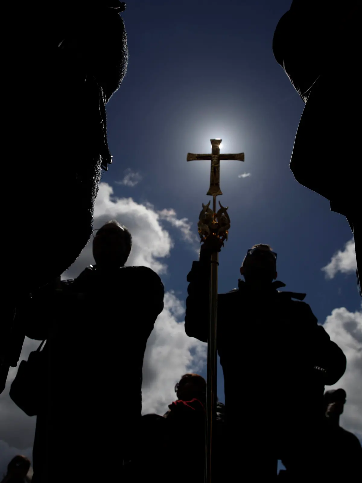 ARCHIV - 07.04.2019, Vatikan, Vatikanstadt: Ein Gläubiger hält auf dem Petersplatz während des Angelus-Gebets ein Kreuz. Wer Geld hat, muss es gut anlegen. Das gilt auch für den Vatikan. Doch ein Immobiliendeal in London ist zum Fall für die Justiz geworden. Erinnerungen an frühere Finanzskandale werden wach. (zu dpa ««Hässliche Sache» - Finanzskandal hält Vatikan in Atem») Foto: Alessandra Tarantino/AP/dpa +++ dpa-Bildfunk +++