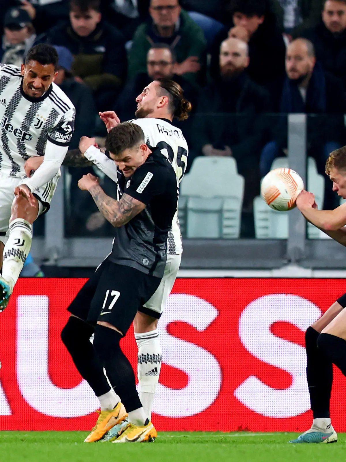 09.03.2023, Italien, Turin: Fußball: Europa League, Juventus Turin - SC Freiburg, Achtelfinale, Hinspiel, Allianz Stadium. Freiburgs Matthias Ginter (r) bekommt den Ball an die Hand. Der anschließende Treffer seines Teamgefährten Höler (nicht im Bild) wird zurückgenommen. Foto: Tom Weller/dpa +++ dpa-Bildfunk +++