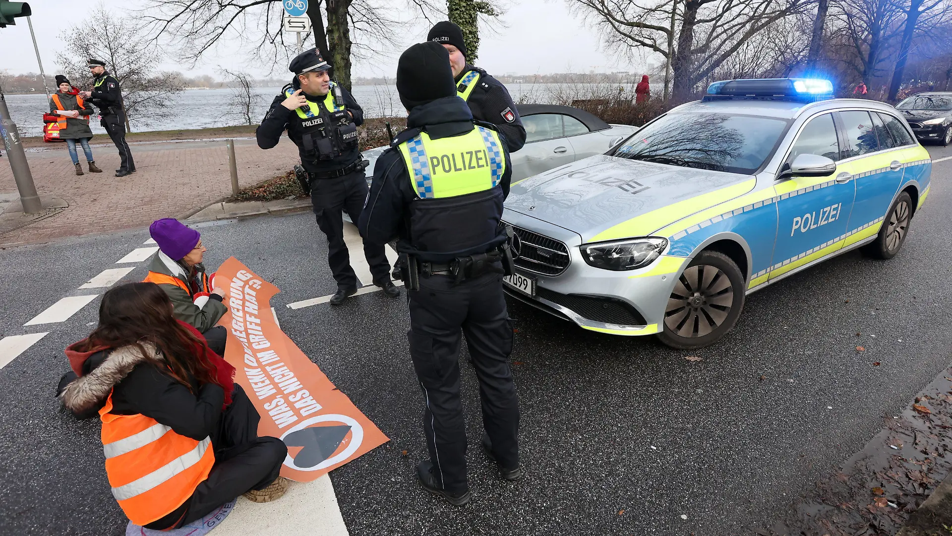 03.02.2023, Hamburg: Aktivisten der Klimaschutzbewegung Letzte Generation haben sich auf der Fahrbahn an der Zufahrt zur Kennedybrücke festgeklebt und wollen damit auf die Einhaltung der Klimaziele aufmerksam machen. Foto: Bodo Marks/dpa +++ dpa-Bildfunk +++