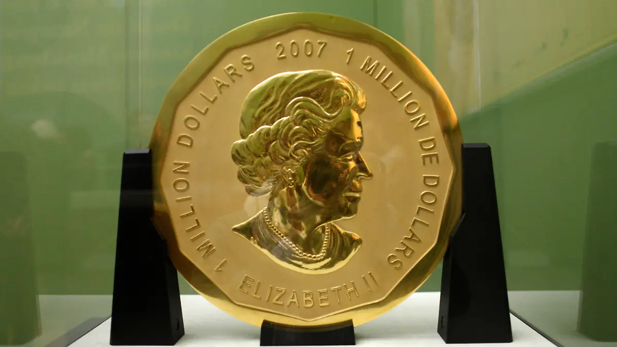 ARCHIV - 08.12.2010, Berlin: Die 100 Kilogramm schwere Goldmünze «Big Maple Leaf» steht im Bode-Museum. Nach dem spektakulären Diebstahl einer zwei Zentner schweren Goldmünze aus dem Berliner Bode-Museum vor knapp zwei Jahren beginnt der Prozess gegen vier junge Männer. (zu "Beginn Prozess wegen Diebstahls einer Goldmünze im Millionenwert aus dem Berliner Bode-Museum" vom 09.01.2019) Foto: Marcel Mettelsiefen/dpa +++ dpa-Bildfunk +++