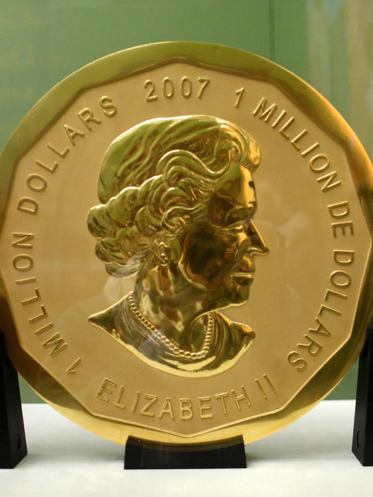 ARCHIV - 08.12.2010, Berlin: Die 100 Kilogramm schwere Goldmünze «Big Maple Leaf» steht im Bode-Museum. Nach dem spektakulären Diebstahl einer zwei Zentner schweren Goldmünze aus dem Berliner Bode-Museum vor knapp zwei Jahren beginnt der Prozess gegen vier junge Männer. (zu "Beginn Prozess wegen Diebstahls einer Goldmünze im Millionenwert aus dem Berliner Bode-Museum" vom 09.01.2019) Foto: Marcel Mettelsiefen/dpa +++ dpa-Bildfunk +++