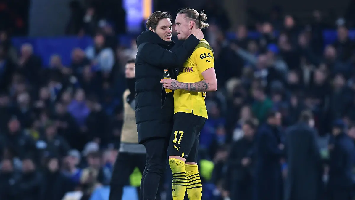 Fußball Champions League Achtelfinale FC Chelsea - Borussia Dortmund am 07.03.2023 an der Stamford Bridge in London Edin Terzic Trainer / Cheftrainer Dortmund , links - tröstet Marius Wolf Dortmund , rechts *** Soccer Champions League Round of 16 Chelsea FC Borussia Dortmund on 07 03 2023 at Stamford Bridge in London Edin Terzic coach head coach Dortmund , left consoles Marius Wolf Dortmund , right xHDx