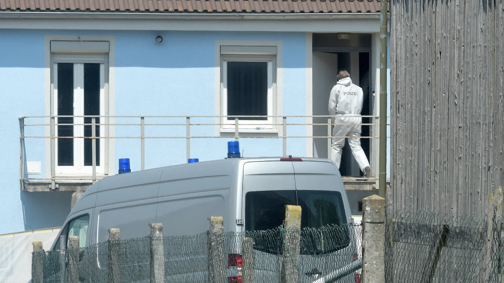 ARCHIV - 04.06.2019, Baden-Württemberg, Sontheim an der Brenz: Ein Kriminaltechniker geht in ein Haus. Im Garten dieses Hauses wurden Leichenteile gefunden. Drei Beschuldigte sitzen in Haft. (zu dpa: «Chronologie des Grauens - Vater und Söhne wegen Mordes vor Gericht») Foto: Stefan Puchner/dpa +++ dpa-Bildfunk +++