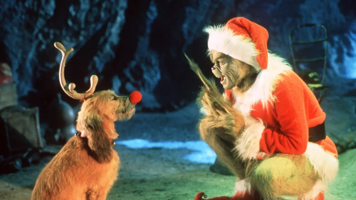 Der hinterlistige Grinch (Jim Carrey) spricht in dem neuen Kinofilm "Der Grinch" zu seinem treuen Hund Max (Szenenfoto). Der pelzig-grüne Mutant hat den bitterbösen Plan, den fröhlichen Einwohnern des am Fuße seines Berges Mount Crumpit gelegenen Ortes Whoville ihr Weihnachtsfest gründlich zu vermiesen. Doch eigentlich plant er den ganz großen Coup - Weihnachten zu stehlen. Doch dann entdeckt ihn die kleine Cindy und zwingt ihn, sich mit seinen eigenen Ängsten zu beschäftigen. dpa (zu dpa-Korr.-Bericht: "'Der Grinch': Jetzt real: Ein böser Mutant will Weihnachten stehlen" am 19.11.2000)
