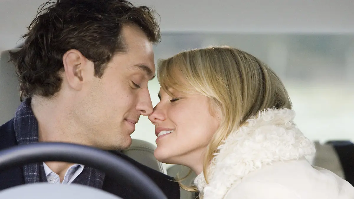 Der charmanten Miles (Jude Law) und Amanda (Cameron Diaz) sitzen in dem neuen Kinofilm "Liebe braucht keine Ferien" in einem Auto und kommen sich näher (undatierte Filmszene). Iris ist  mit ihrer Beziehung zu einem Kollegen und mit ihrem Leben unzufrieden. Sie braucht dringend einen freien Kopf und tauscht für die Ferien ihr Häuschen mit der Amerikanerin Amanda. Die ist in einer ähnlichen Situation wie Iris. Mit dem Tausch beginnt eine Reihe  von Irrungen und Wirrungen. Die Komödie kommt am 14. Dezember 2006 in die Kinos Foto: UIP (zu dpa-Kinostarts vom 07.12.2006 - ACHTUNG: Verwendung nur für redaktionelle Zwecke im Zusammenhang mit der Berichterstattung über diesen Film!) +++(c) dpa - Bildfunk+++