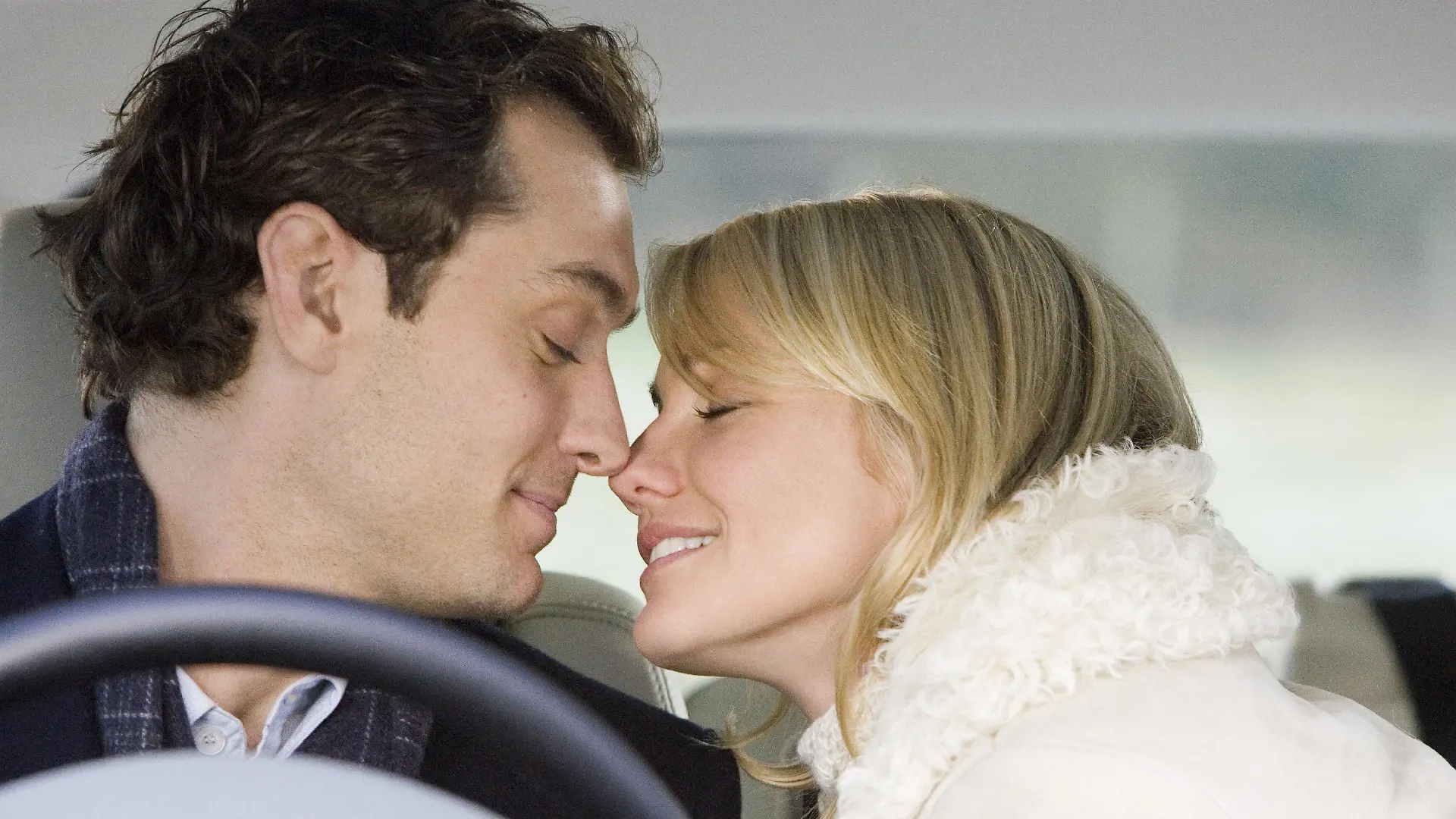 Der charmanten Miles (Jude Law) und Amanda (Cameron Diaz) sitzen in dem neuen Kinofilm "Liebe braucht keine Ferien" in einem Auto und kommen sich näher (undatierte Filmszene). Iris ist mit ihrer Beziehung zu einem Kollegen und mit ihrem Leben unzufrieden. Sie braucht dringend einen freien Kopf und tauscht für die Ferien ihr Häuschen mit der Amerikanerin Amanda. Die ist in einer ähnlichen Situation wie Iris. Mit dem Tausch beginnt eine Reihe von Irrungen und Wirrungen. Die Komödie kommt am 14. Dezember 2006 in die Kinos Foto: UIP (zu dpa-Kinostarts vom 07.12.2006 - ACHTUNG: Verwendung nur für redaktionelle Zwecke im Zusammenhang mit der Berichterstattung über diesen Film!) +++(c) dpa - Bildfunk+++