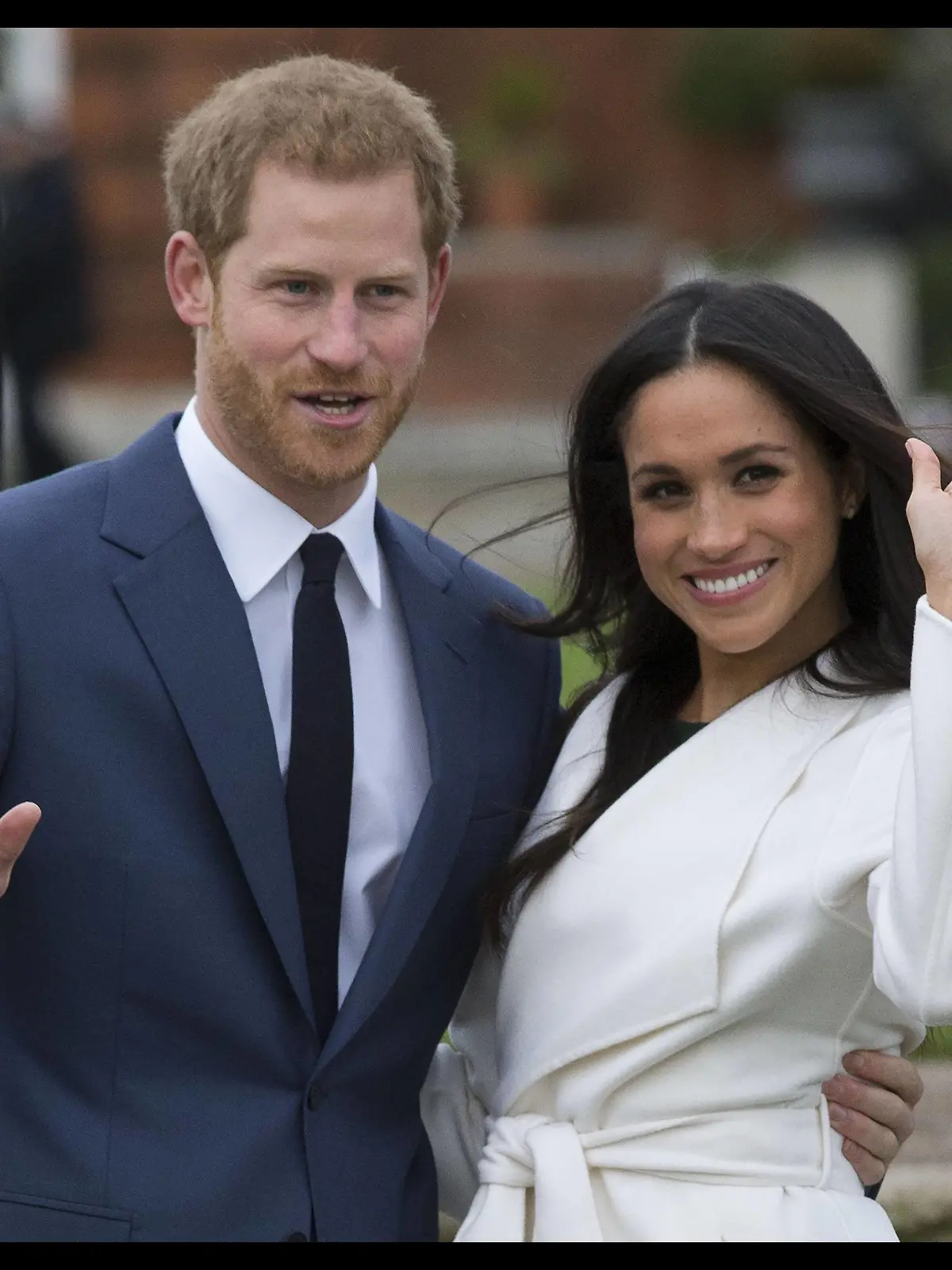 Themen der Woche . 27/11/2017. London, United Kingdom. Prince Harry and Meghan Markle pose for photographs in the grounds of Kensington Palace in London after their engagement announcement. PUBLICATIONxINxGERxSUIxAUTxHUNxONLY xStephenxLockx/xi-Imagesx IIM-16457-0050  