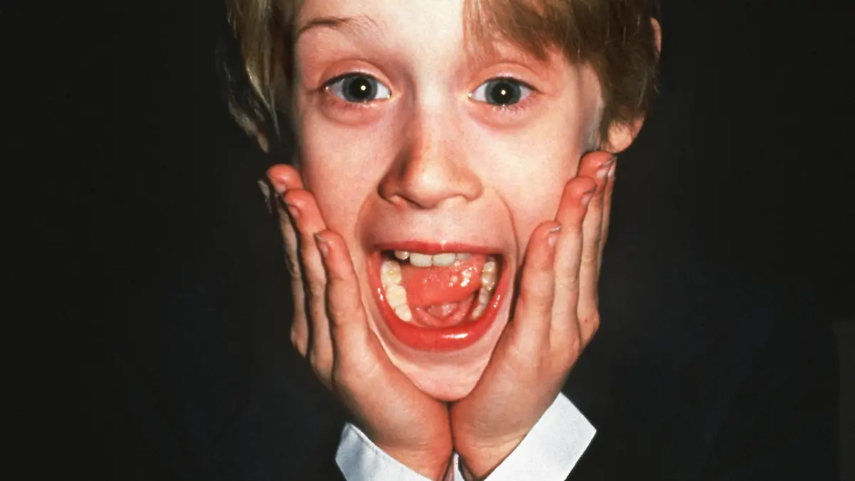 Der Kinderstar aus "Kevin - allein zu Haus", Macaulay Culkin (Foto vom 6.3.1991) will heiraten. Der mittlerweile 17jährige Amerikaner teilte nach US-Medienberichten am 30.3.1998 in Los Angeles mit, er wolle seine Freundin Rachel Miner ehelichen. «Wir sind stolz und glücklich, uns so jung gefunden zu haben. Wir freuen uns darauf, unser Leben gemeinsam zu verbringen«, heißt es in einer Mitteilung des Paares. Ein Hochzeitstermin steht allerdings noch nicht fest. Die gleichaltrige Rachel ist zur Zeit in dem Theaterstück "Das Tagebuch der Anne Frank" am New Yorker Broadway zu sehen. Culkin war in den vergangenen Jahren vor allem wegen wilder Parties und Krach im Elternhaus in die Schlagzeilen geraten.