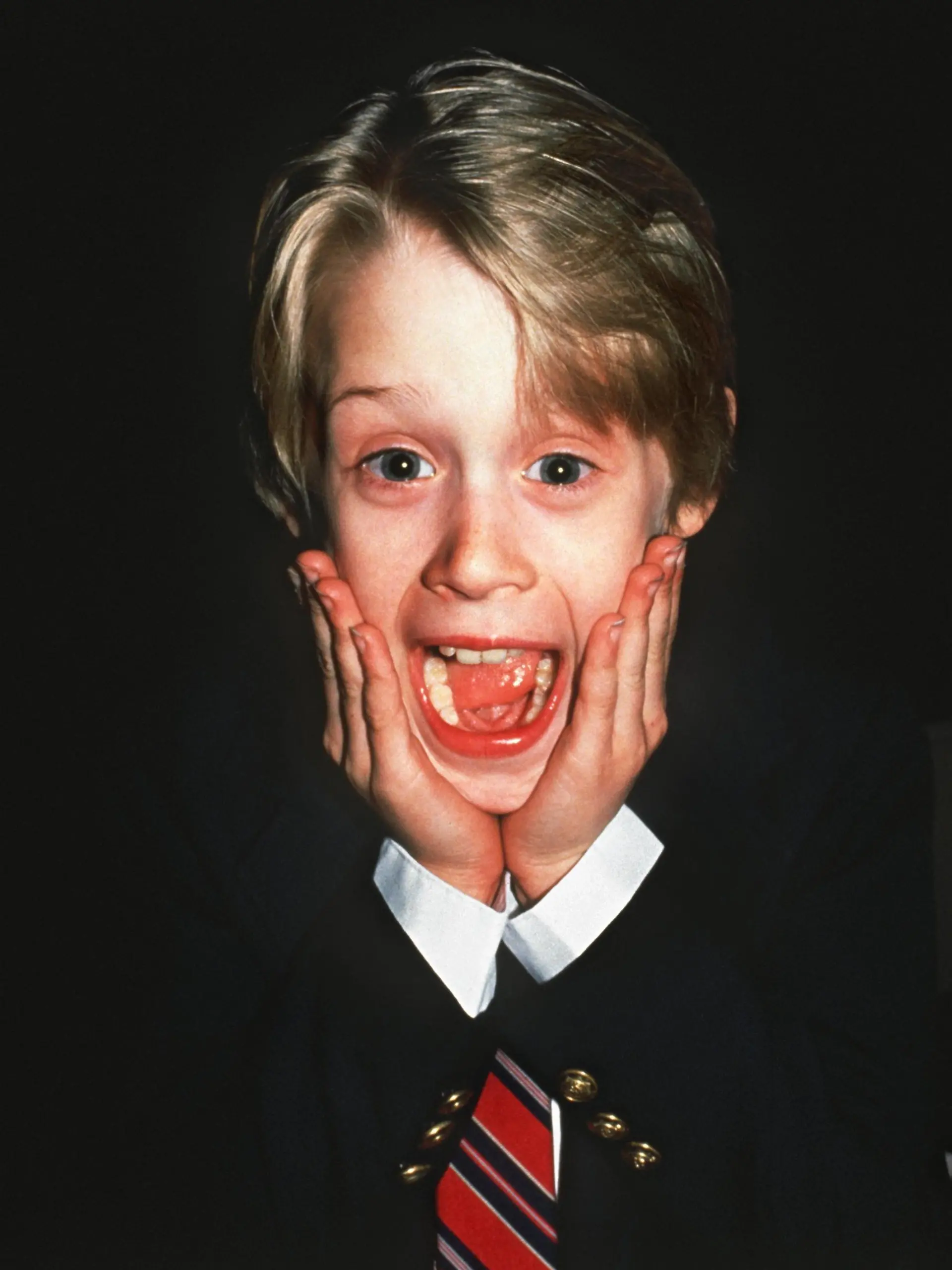 Der Kinderstar aus "Kevin - allein zu Haus", Macaulay Culkin (Foto vom 6.3.1991) will heiraten. Der mittlerweile 17jährige Amerikaner teilte nach US-Medienberichten am 30.3.1998 in Los Angeles mit, er wolle seine Freundin Rachel Miner ehelichen. «Wir sind stolz und glücklich, uns so jung gefunden zu haben. Wir freuen uns darauf, unser Leben gemeinsam zu verbringen«, heißt es in einer Mitteilung des Paares. Ein Hochzeitstermin steht allerdings noch nicht fest. Die gleichaltrige Rachel ist zur Zeit in dem Theaterstück "Das Tagebuch der Anne Frank" am New Yorker Broadway zu sehen. Culkin war in den vergangenen Jahren vor allem wegen wilder Parties und Krach im Elternhaus in die Schlagzeilen geraten.