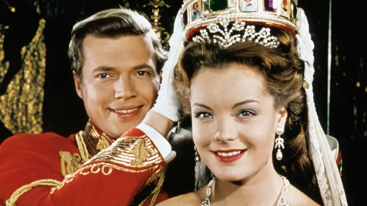 Karlheinz Bhm & Romy Schneider Characters: Kaiser Franz Joseph & Princess Elisabeth in Bavaria Film: Sissi AT 1955 Director: Ernst Marischka 21 December 1955 Sissi - die junge Kaiserin A/BRD 1956, Regie: Ernst Marischka Karlheinz Bßhm, Romy Schneider / ------- WICHTIG: Nutzung nur bei Filmtitelnennung und/oder in Zusammenhang mit Berichterstattung ber diesen Film --- IMPORTANT: To be used solely for coverage of this specific motion picture/tv programme PUBLICATIONxINxGERxSUIxAUTxONLY Copyright: MaryxEvansxAFxArchivexCinetextxBildarchiv 12073086 editorial use only