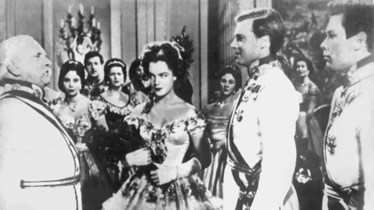 Die österreichische Schauspielerin Romy Schneider als Kaiserin Elisabeth (M) und der deutsch-österreichische Theater- und Filmschauspieler Karlheinz Böhm als ihr Gatte Kaiser Franz Joseph von Österreich (2.v.r.) in einer Szene der "Sissi"-Filmtrilogie. 1955 entstand "Sissi", 1956 "Sissi - Die junge Kaiserin" und 1957 "Sissi - Schicksalsjahre einer Kaiserin". Mit digitaler Technologie sind die Filme nun restauriert worden, um sie der Nachwelt möglichst originalgetreu zu erhalten. dpa (Zu dpa 0343, nur s/w)