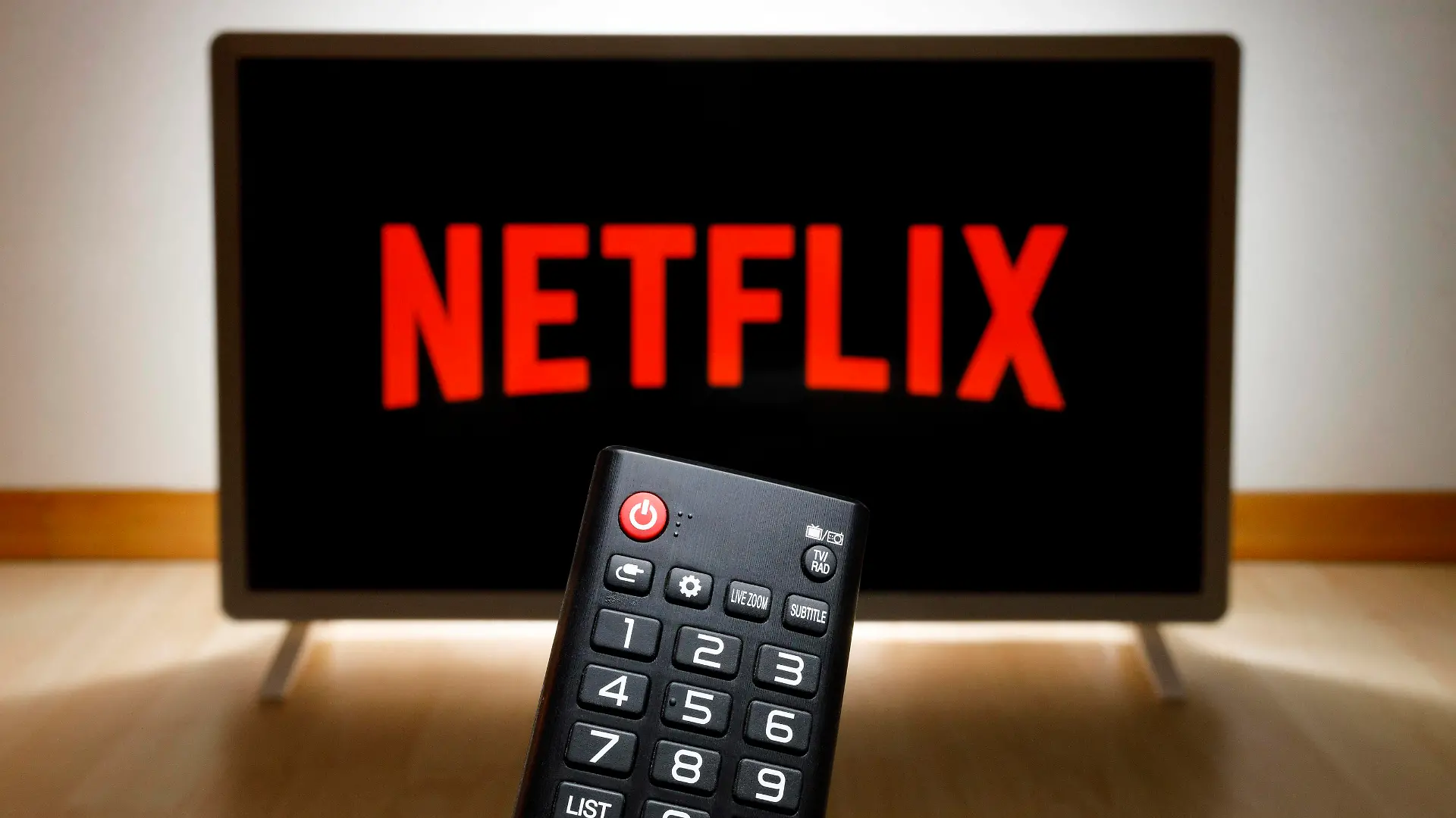 Netflix-Logo auf einem Fernseher. Netflix ist ein US-amerikanisches Medienunternehmen, das sich mit dem kostenpflichtigen Streaming und der Produktion von Filmen und Serien beschäftigt. Themenbild, Symbolbild *** Netflix logo on a television Netflix is a U.S. American media company engaged in the paid streaming and production of movies and series Topic image, symbol image Foto:xC.xHardtx/xFuturexImage