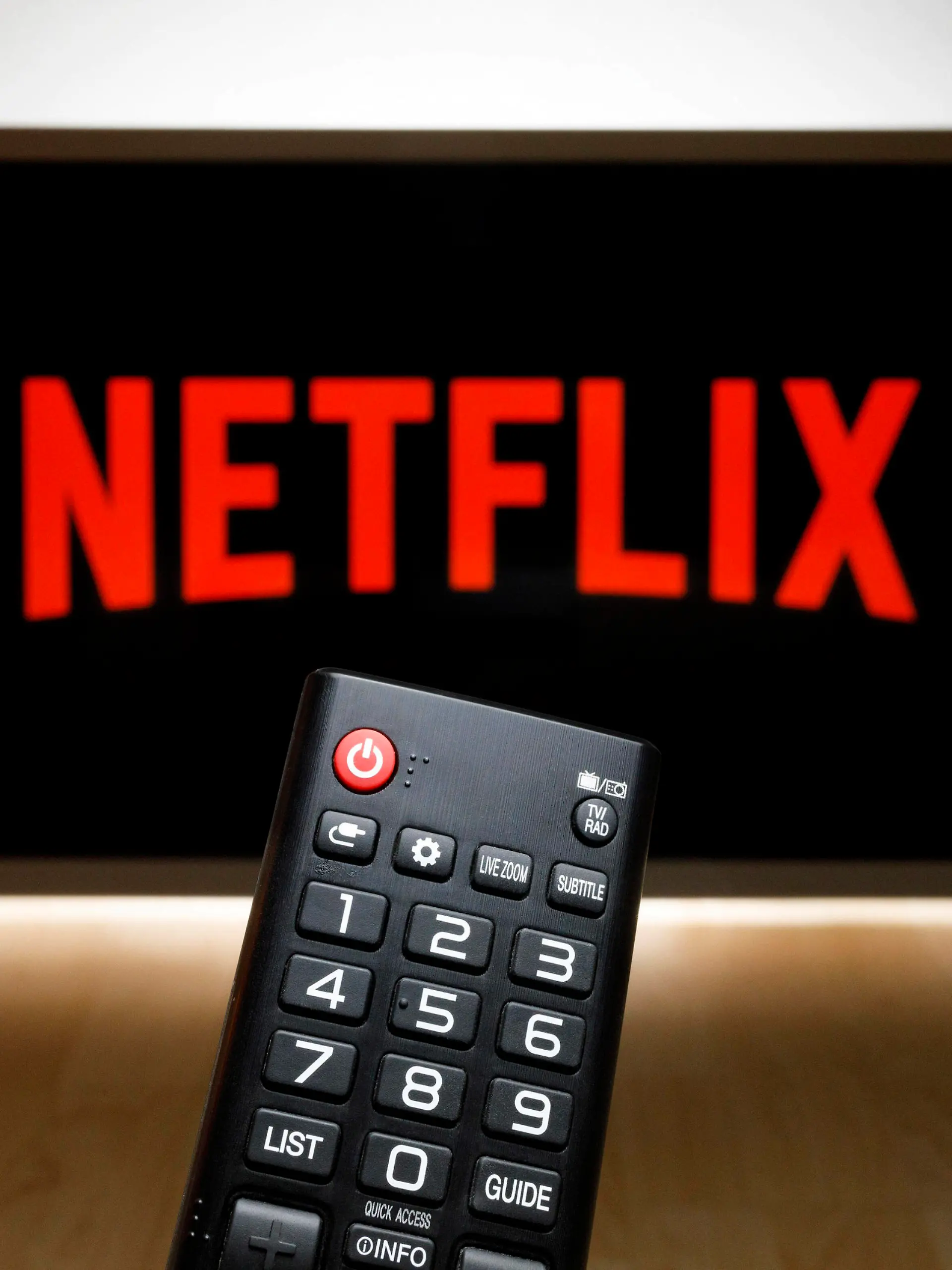 Netflix-Logo auf einem Fernseher. Netflix ist ein US-amerikanisches Medienunternehmen, das sich mit dem kostenpflichtigen Streaming und der Produktion von Filmen und Serien beschäftigt. Themenbild, Symbolbild *** Netflix logo on a television Netflix is a U.S. American media company engaged in the paid streaming and production of movies and series Topic image, symbol image Foto:xC.xHardtx/xFuturexImage 