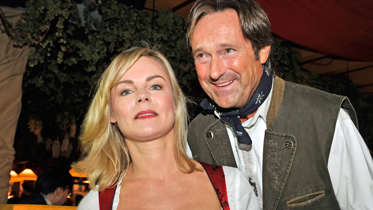 Das Schauspielerpaar Helmut Zirner und Saskia Valencia feiern am Samstag (18.09.2010) beim traditionellen Promi-Wiesenstammtisch im Hippodrom-Festzelt während dem Oktoberfest in München (Oberbayern). Das größte Volksfest der Welt feiert heuer sein 200-jähriges Bestehen. Bis zum Ende der Wiesn am 04. Oktober 2010 werden mehr als sechs Millionen Besucher erwartet Foto: Ursula Düren dpa