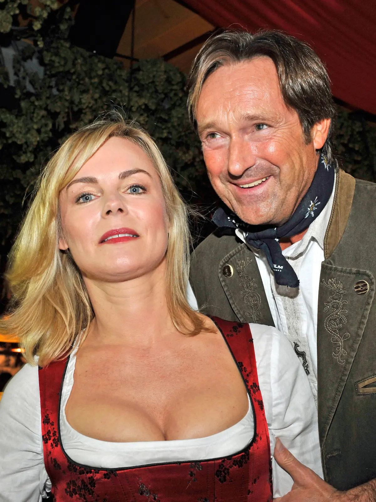 Das Schauspielerpaar Helmut Zirner und Saskia Valencia feiern am Samstag (18.09.2010) beim traditionellen Promi-Wiesenstammtisch im Hippodrom-Festzelt während dem Oktoberfest in München (Oberbayern). Das größte Volksfest der Welt feiert heuer sein 200-jähriges Bestehen. Bis zum Ende der Wiesn am 04. Oktober 2010 werden mehr als sechs Millionen Besucher erwartet Foto: Ursula Düren dpa