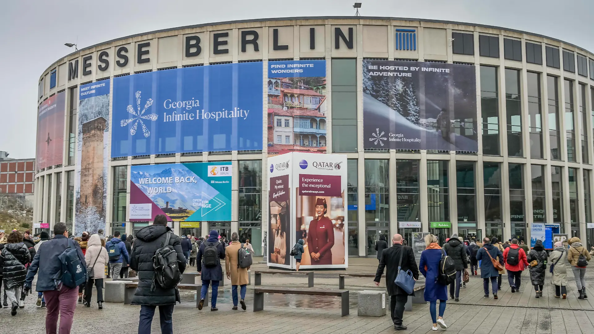 ITB Berlin 2023. Internationale Tourismus-Börse. Hier: Besucher am Eingang Messe Süd *** ITB Berlin 2023 International Tourism Exchange Here visitors at the entrance Messe Süd