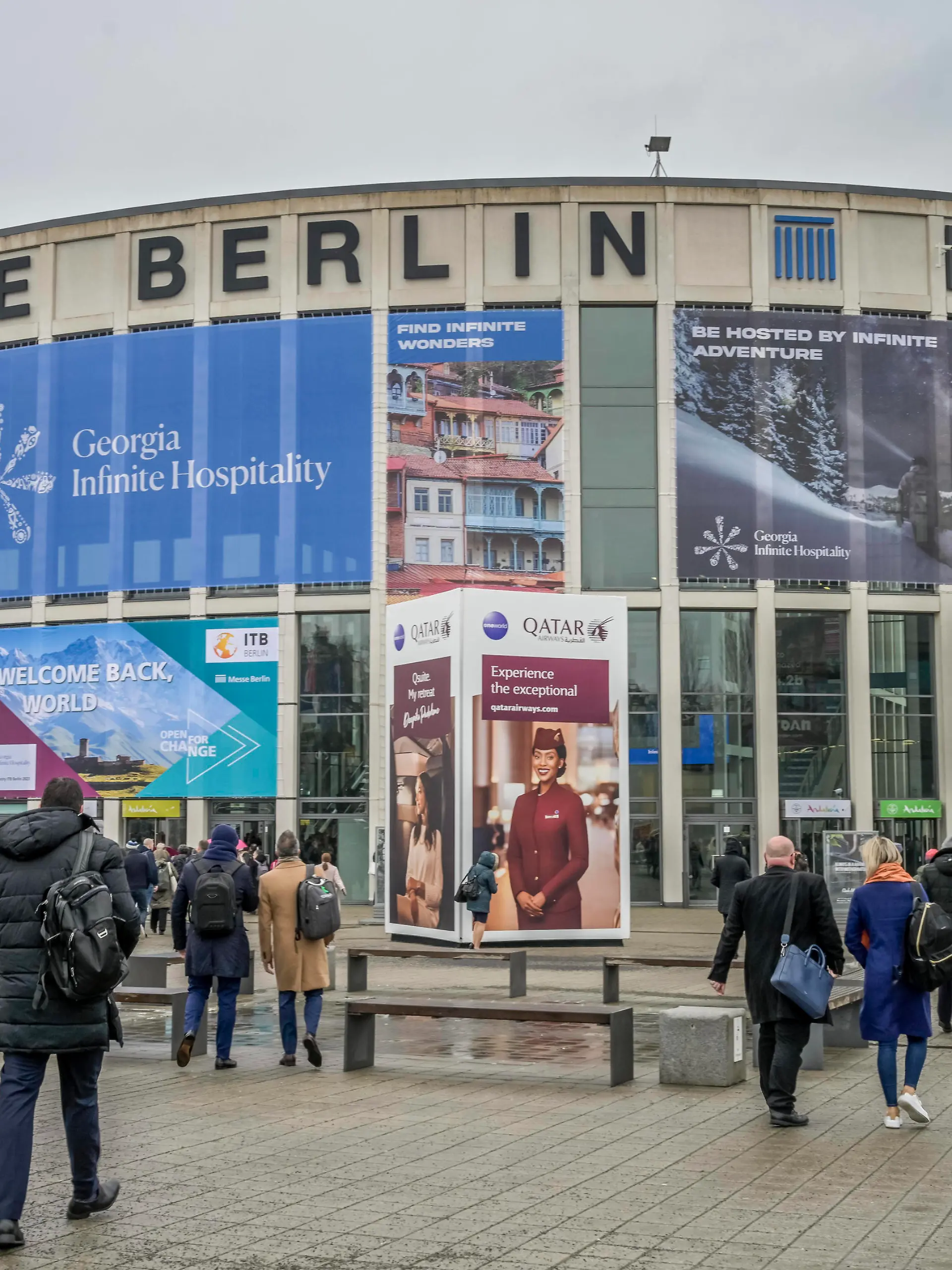 ITB Berlin 2023. Internationale Tourismus-Börse. Hier: Besucher am Eingang Messe Süd *** ITB Berlin 2023 International Tourism Exchange Here visitors at the entrance Messe Süd