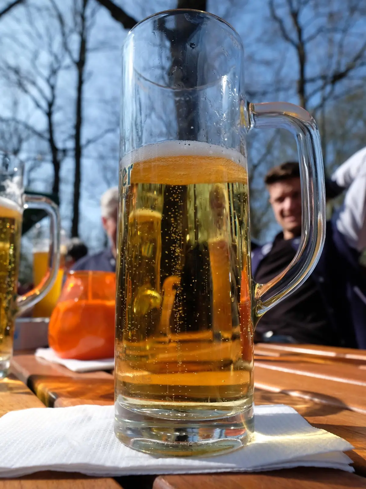 Leipziger und Gäste des Stadt sitzen im Clara Zetkin-Park in einem Biergarten. Der Monat März verabschiedet sich mit Temperaturen um knapp 20 Grad Celsius.