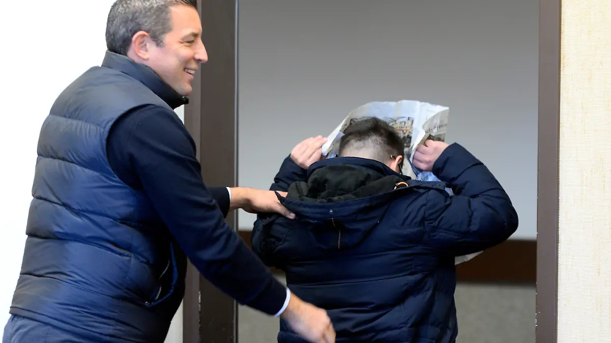 22.11.2019, Nordrhein-Westfalen, Köln: Einer der Angeklagten (r) verlässt kurz vor der Urteilsverkündigung im Prozess im Landgericht gegen Mitglieder einer Leverkusener Grossfamilie den Saal, um sich zu besprechen. Den Angeklagten wird vorgeworfen, ein älteres Ehepaar um ein Millionen Euro betrogen zu haben. Foto: Roberto Pfeil/dpa +++ dpa-Bildfunk +++