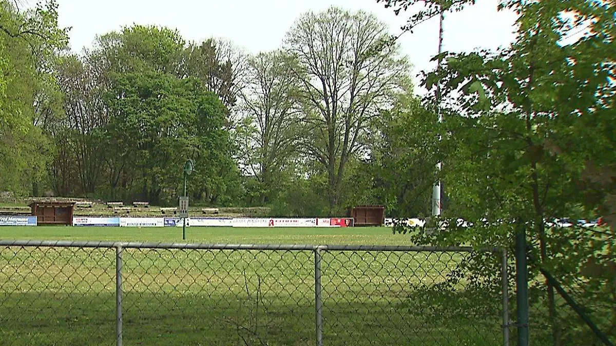 Ein Zaun begrenzt einen Sportplatz in Nienburg (Niedersachsen)