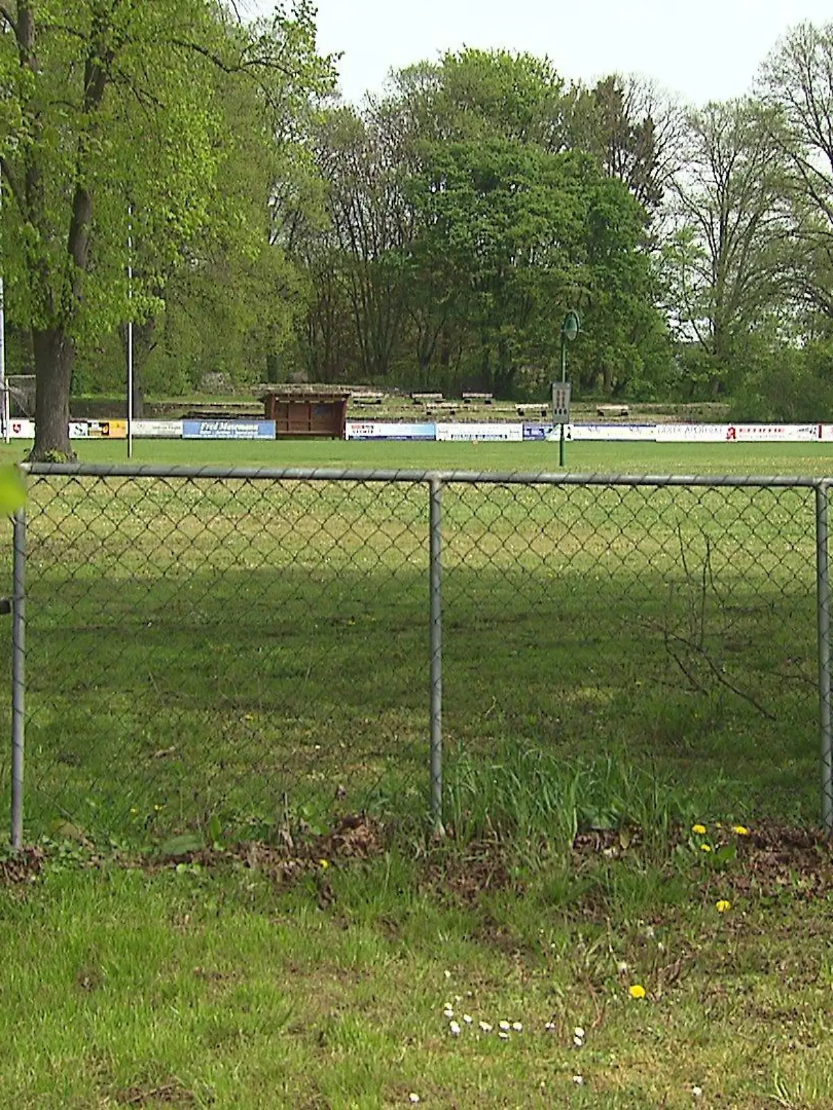 Ein Zaun begrenzt einen Sportplatz in Nienburg (Niedersachsen)